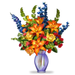 Лилии и дельфиниумы в стеклянной вазе 